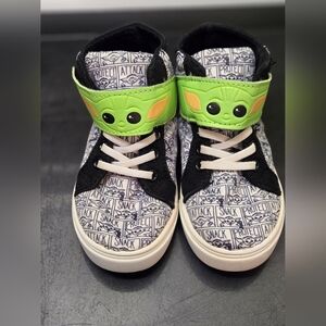Star Wars The Mandalorian Baby Yoda License High-Top Sneakers Boys Size 10C.